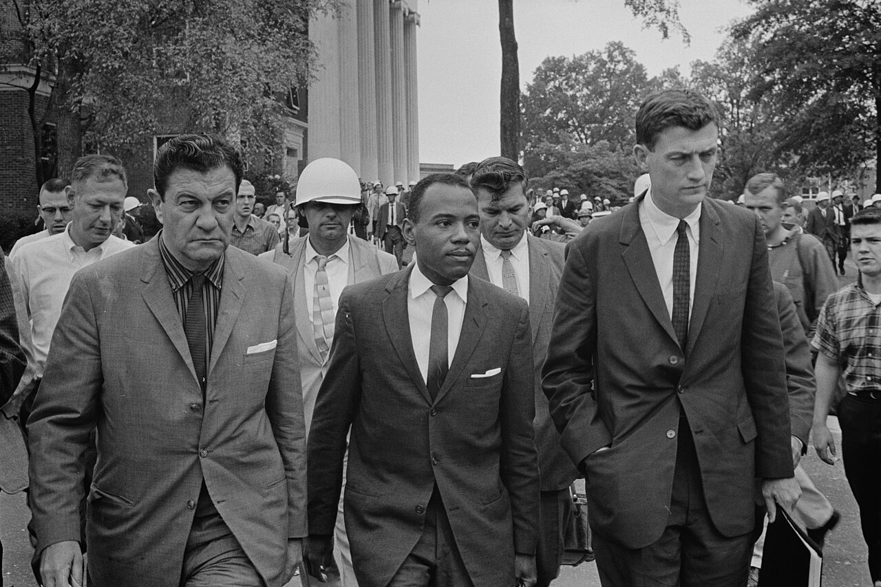 1962年10月、連邦保安官に付き添われてミシシッピ大学の授業へ向かうメレディス