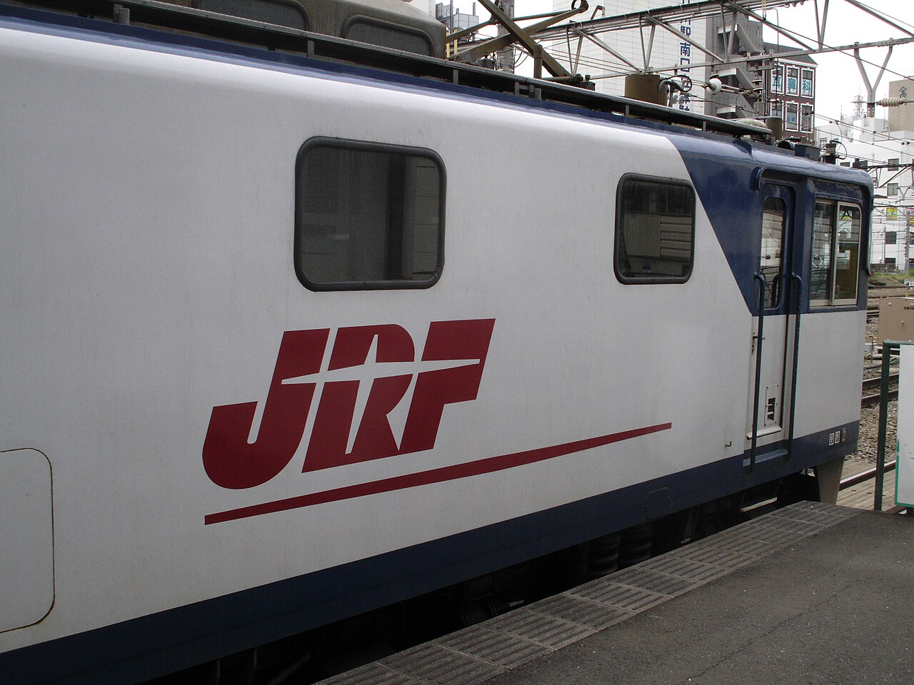 Side view of a JR Freight EF64 electric locomotive, photographed at Tachikawa Station (2006)