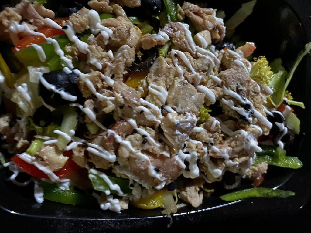野菜とグリルした鶏肉マヨネーズを組み合わせて盛り付けた食事の写真 立川駅徒歩1分年中無休の溶岩ホットヨガスタジオ