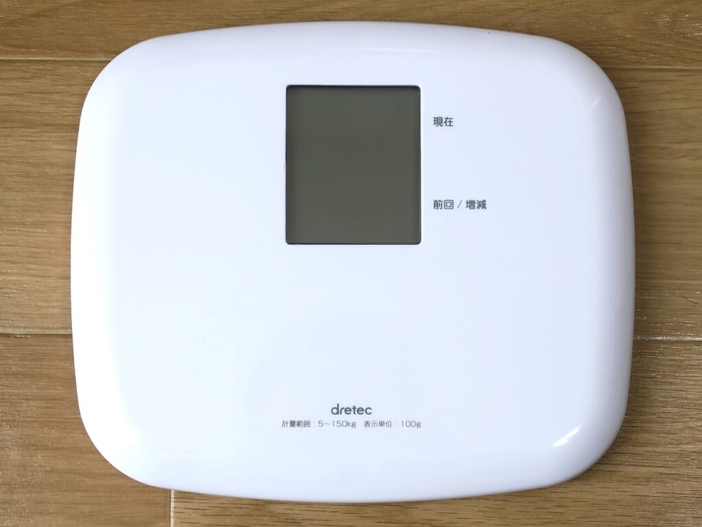 デジタル式の体重計の外観体重を数値で表示する家庭用の測定機器 立川駅徒歩1分年中無休の溶岩ホットヨガスタジオ
