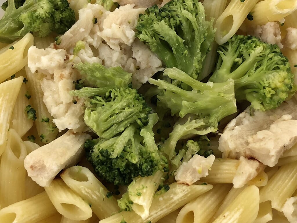 鶏胸肉とペンネブロッコリーを組み合わせたマリナーラソースの料理の接写 立川駅徒歩1分年中無休の溶岩ホットヨガスタジオ