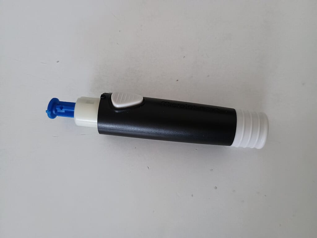 20250417 Blood glucose meter 10 | オンザショア立川店 立川駅徒歩1分年中無休の溶岩ホットヨガスタジオ 血糖値を測定するための血糖測定器本体と測定に用いる付属品を写した写真 立川駅徒歩1分年中無休の溶岩ホットヨガスタジオ