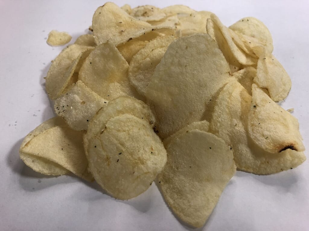20200102 02 01 27 The contents of a bag of Utz Sour Cream and Onion flavored Potato Chips in the Dulles section of Sterling Loudoun County Virginia | オンザショア立川店 立川駅徒歩1分年中無休の溶岩ホットヨガスタジオ 袋に入ったサワークリームオニオン風味のポテトチップスの中身 立川駅徒歩1分年中無休の溶岩ホットヨガスタジオ