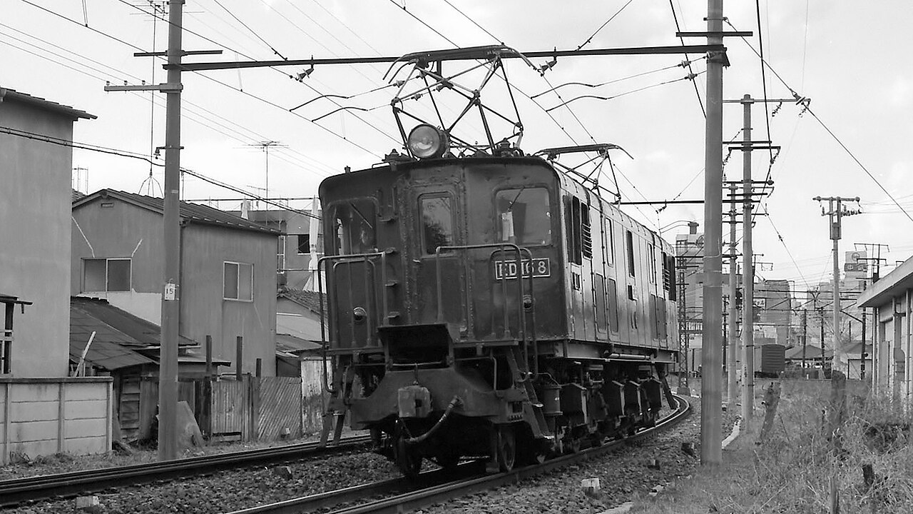 昭和50年、南武線の西国立駅の近くを走る電気機関車ED16