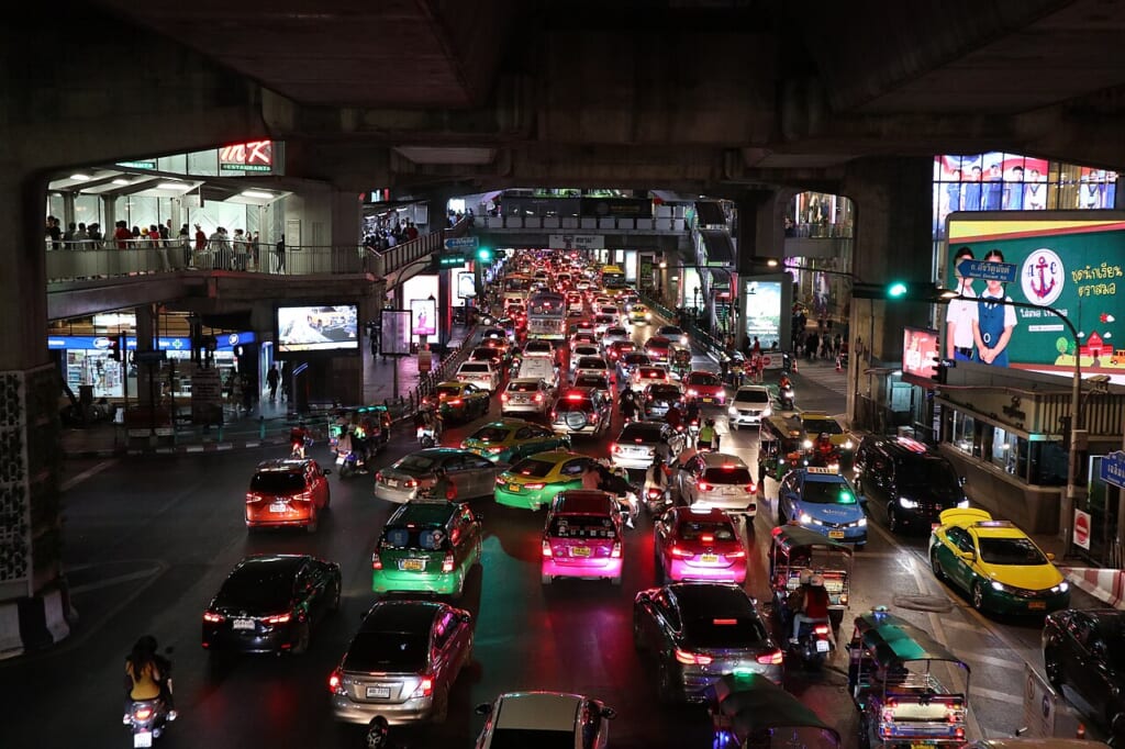 夕方の道路に多くの車が並びラッシュ時の渋滞で車列が続いている様子 立川駅徒歩1分年中無休の溶岩ホットヨガスタジオ