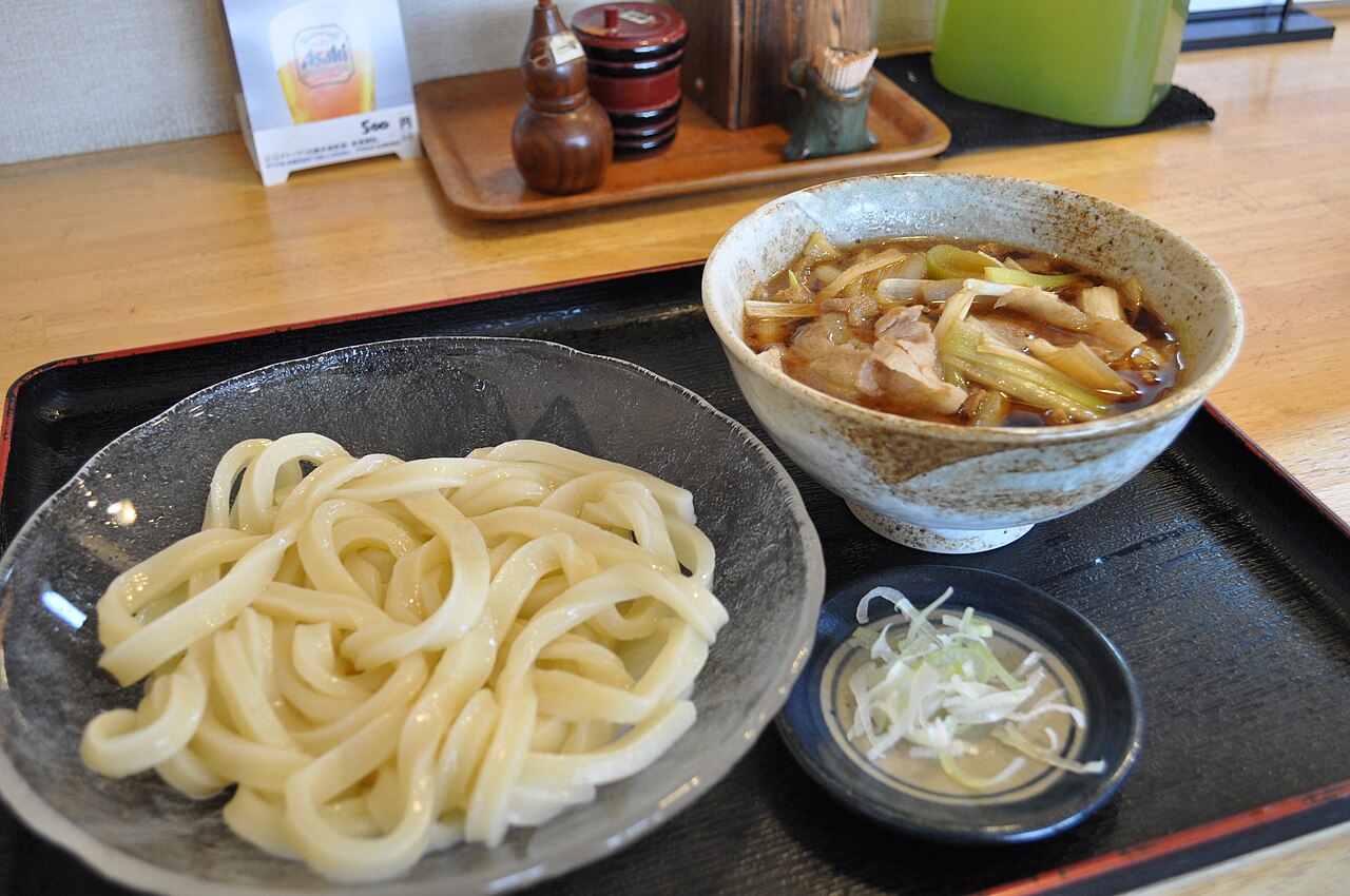 Musashino udon eaten with a hot pork-and-leek dipping broth (at a shop in Saitama, not taken in Tachikawa).