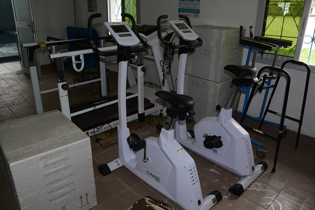 Appareils de Rééducation Kinésithérapie Hopital Laquinitinie Cameroun 02 | オンザショア立川店 立川駅徒歩1分年中無休の溶岩ホットヨガスタジオ 病院の理学療法リハビリテーションで使われる体を動かすための器具 立川駅徒歩1分年中無休の溶岩ホットヨガスタジオ