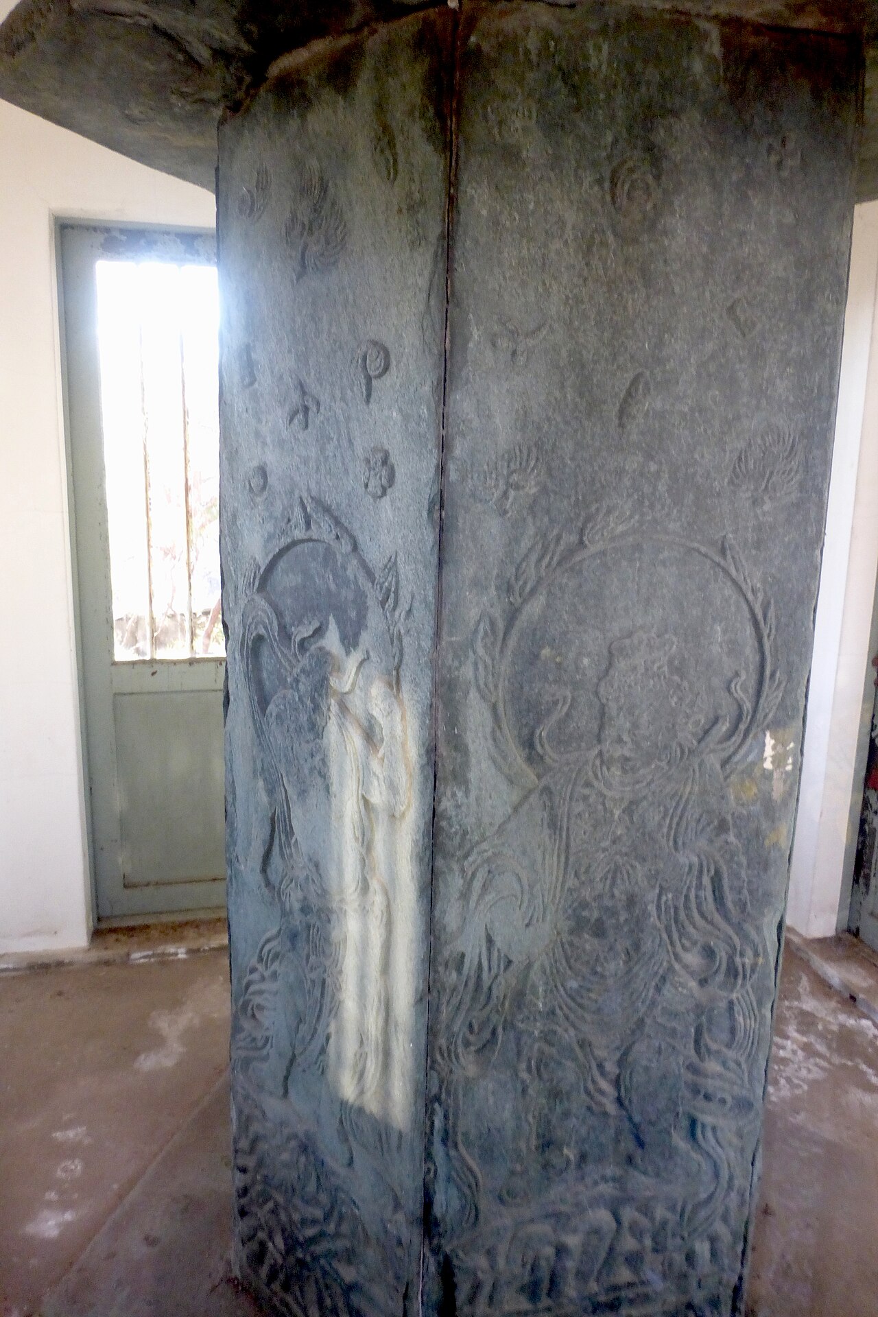 普済寺の国宝六面石幢。延文6年(1361)の銘をもつ、仁王と四天王を刻んだ石の柱