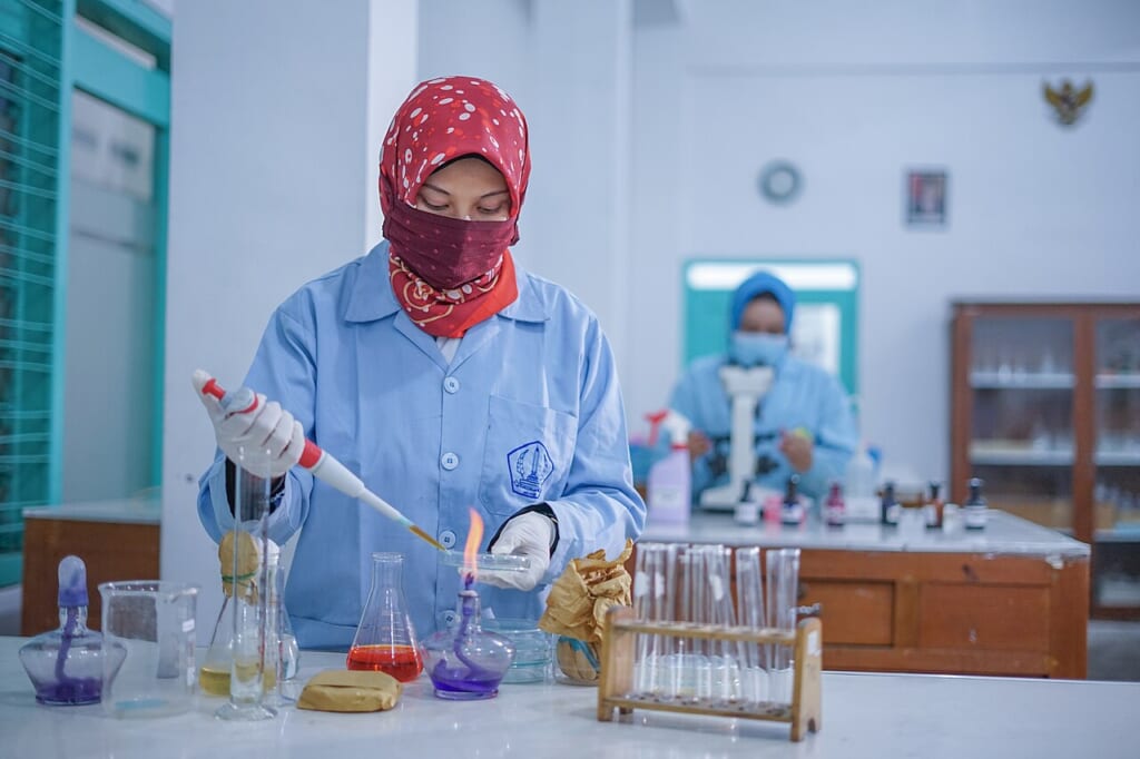 Microbiology practical | オンザショア立川店 立川駅徒歩1分年中無休の溶岩ホットヨガスタジオ 微生物学の実習で滅菌のために時計皿を加熱している作業の様子 立川駅徒歩1分年中無休の溶岩ホットヨガスタジオ