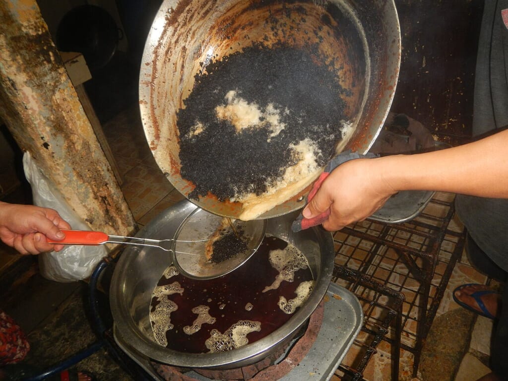 9129Processing and cooking of coconut healing oil in the Philippines 46 | オンザショア立川店 立川駅徒歩1分年中無休の溶岩ホットヨガスタジオ ココナッツの果肉から取り出したクリームを加熱し油を作る加工工程 立川駅徒歩1分年中無休の溶岩ホットヨガスタジオ