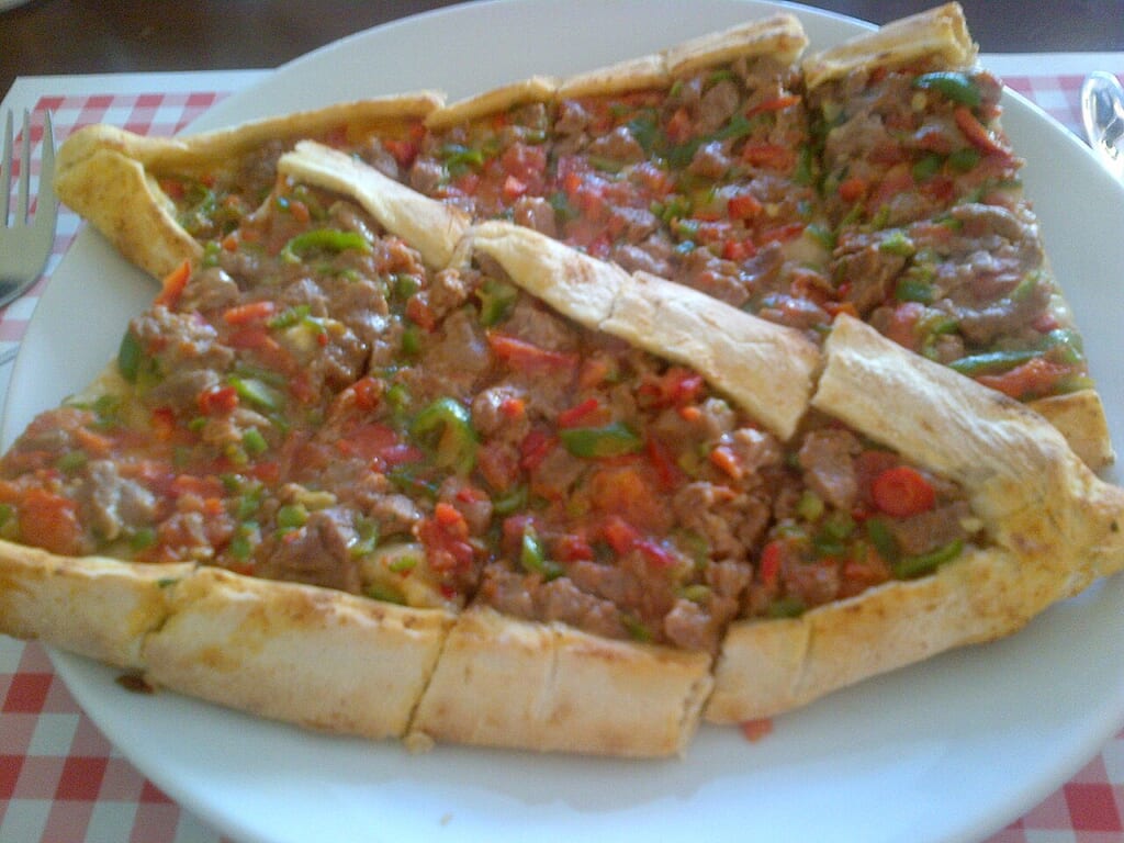 Pide meal | オンザショア立川店 立川駅徒歩1分年中無休の溶岩ホットヨガスタジオ 仔牛肉の切り身を具材に用いたトルコ料理のピデを写した食事の写真 立川駅徒歩1分年中無休の溶岩ホットヨガスタジオ