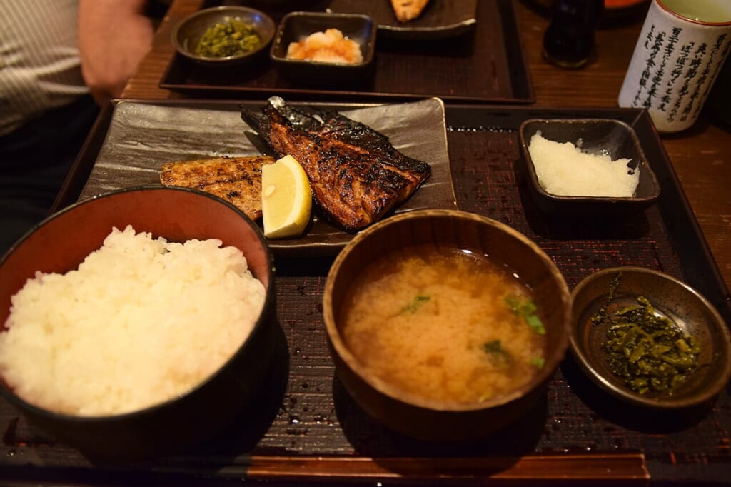 Coalgrilled mackerel lunch at Shiroganeya 29406008015 | オンザショア立川店 立川駅徒歩1分年中無休の溶岩ホットヨガスタジオ サバの塩焼きとみりん焼きを主菜として組み合わせた二種類の焼き魚の定食 立川駅徒歩1分年中無休の溶岩ホットヨガスタジオ