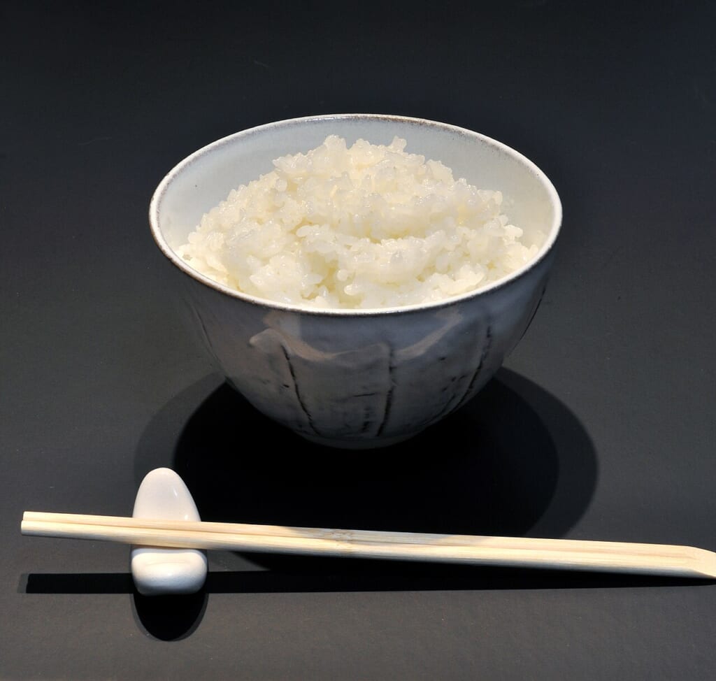 炊いたジャポニカ米の白いご飯主食として食べる米の粒が写っている 立川駅徒歩1分年中無休の溶岩ホットヨガスタジオ