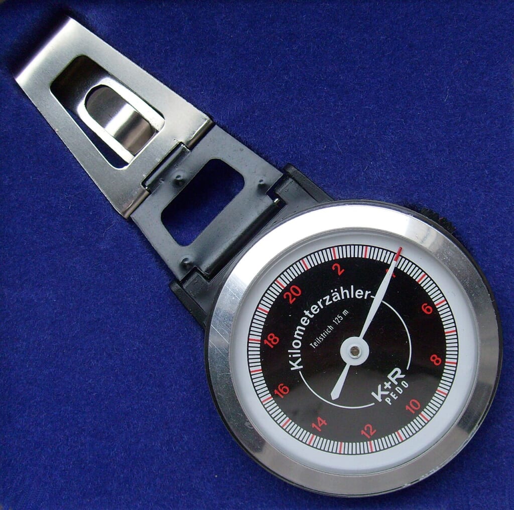 Pedometer K+R | オンザショア立川店 立川駅徒歩1分年中無休の溶岩ホットヨガスタジオ 歩数を数えるための機械式歩数計調整機能を備えた機器の外観 立川駅徒歩1分年中無休の溶岩ホットヨガスタジオ