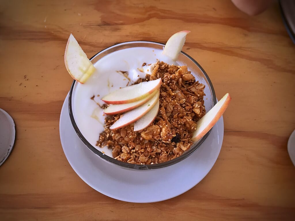 Yogurt fruit granola bowl 34999358091 | オンザショア立川店 立川駅徒歩1分年中無休の溶岩ホットヨガスタジオ ヨーグルトに果物とグラノーラを組み合わせ一つの器に盛り付けた料理 立川駅徒歩1分年中無休の溶岩ホットヨガスタジオ