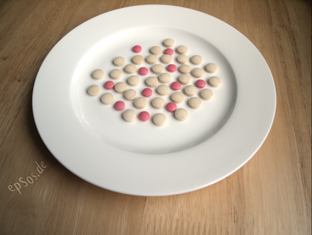Medicine Drug Pills on Plate | オンザショア立川店 立川駅徒歩1分年中無休の溶岩ホットヨガスタジオ 白い皿の上に載せた偽薬プラセボの錠剤と本物の薬の錠剤を写した写真 立川駅徒歩1分年中無休の溶岩ホットヨガスタジオ