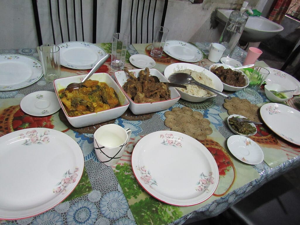 Dinner table arrangement with food of a middle class Bangladeshi family 01 | オンザショア立川店 立川駅徒歩1分年中無休の溶岩ホットヨガスタジオ 食事用のテーブルの上に複数の料理を盛り付けた器が並べられている様子 立川駅徒歩1分年中無休の溶岩ホットヨガスタジオ