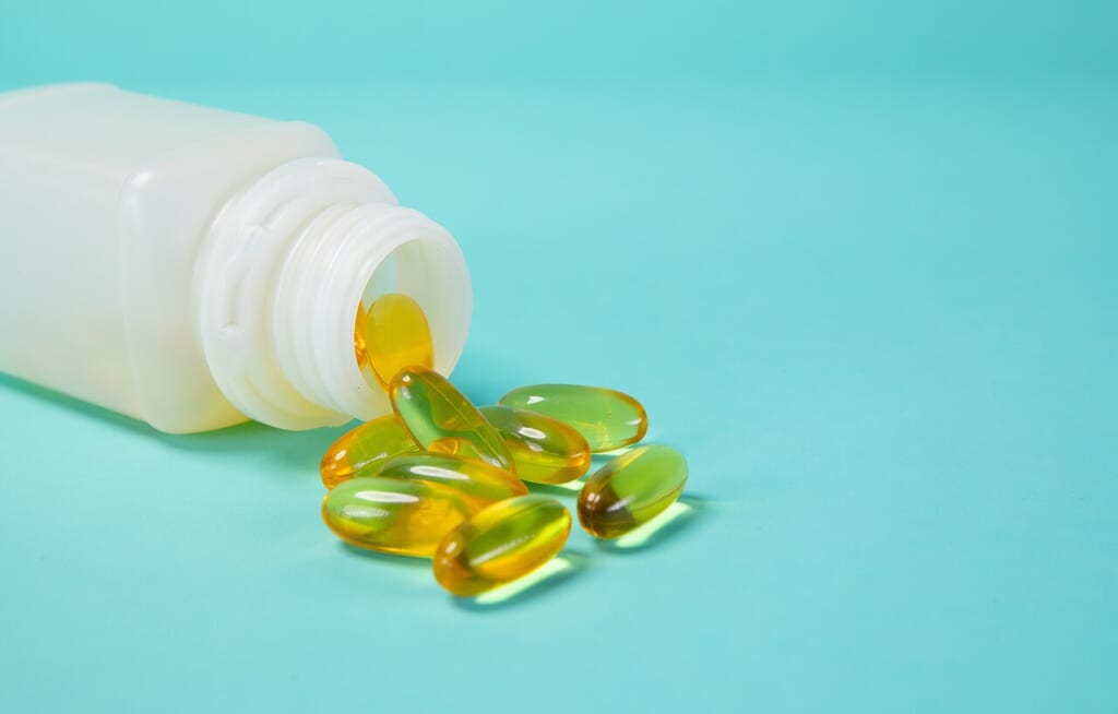Omega 3 capsules in white bottle 52715127894 | オンザショア立川店 立川駅徒歩1分年中無休の溶岩ホットヨガスタジオ 白いボトルに入ったサプリメントのカプセルオメガ3脂肪酸のカプセル 立川駅徒歩1分年中無休の溶岩ホットヨガスタジオ