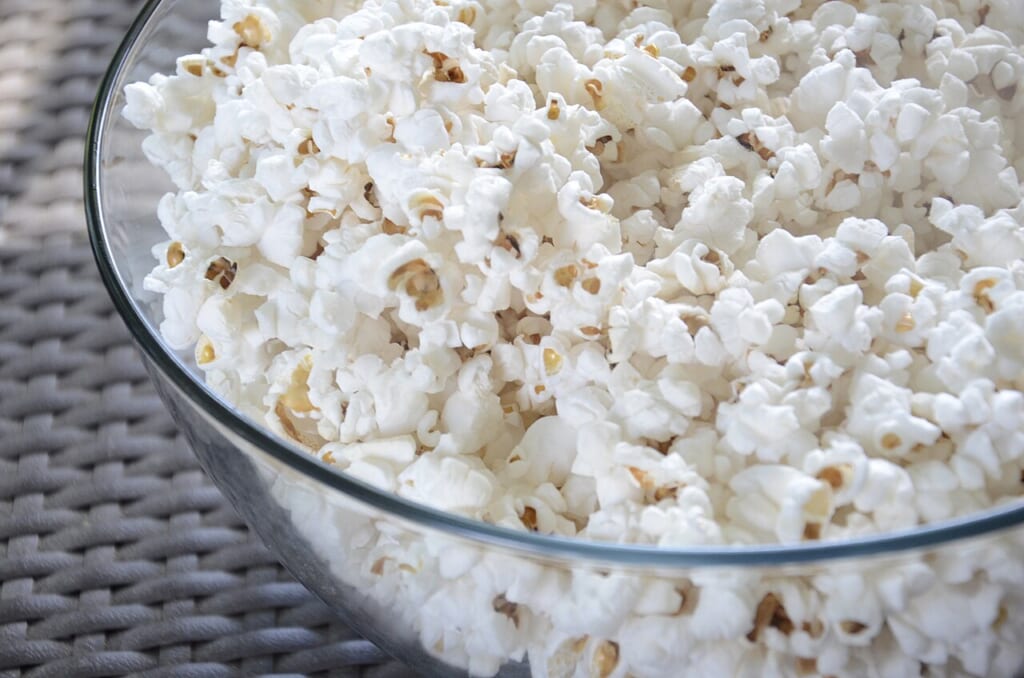 Bowl of Popcorn Unsplash | オンザショア立川店 立川駅徒歩1分年中無休の溶岩ホットヨガスタジオ 器に盛られたポップコーンいくつもの粒が重なり合って写っている 立川駅徒歩1分年中無休の溶岩ホットヨガスタジオ