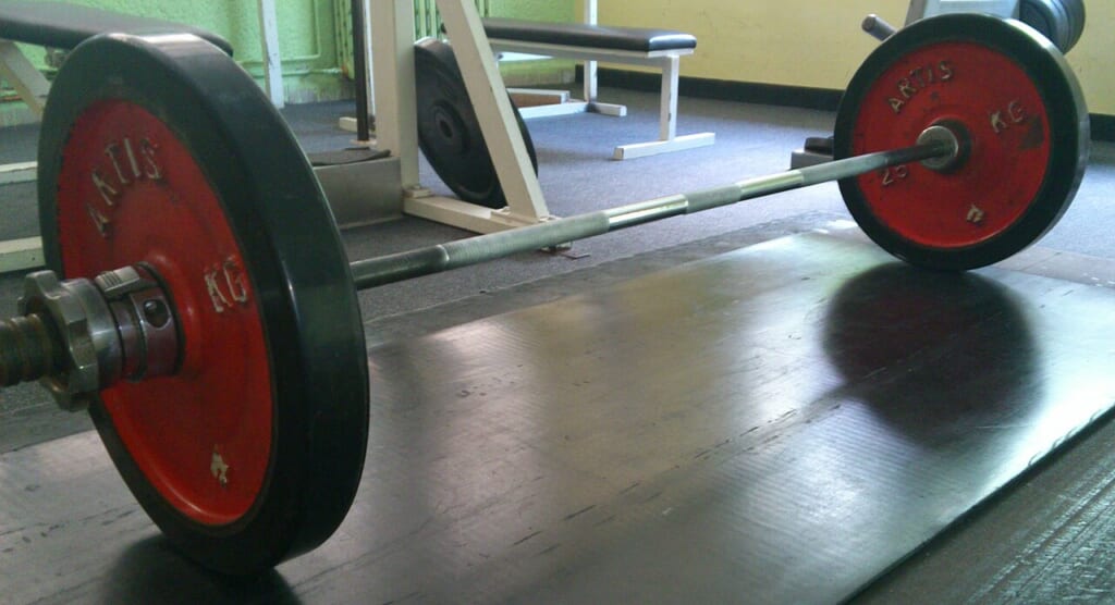 トレーニング用のプレートを付けたオリンピックバーベル総重量は75kg 立川駅徒歩1分年中無休の溶岩ホットヨガスタジオ