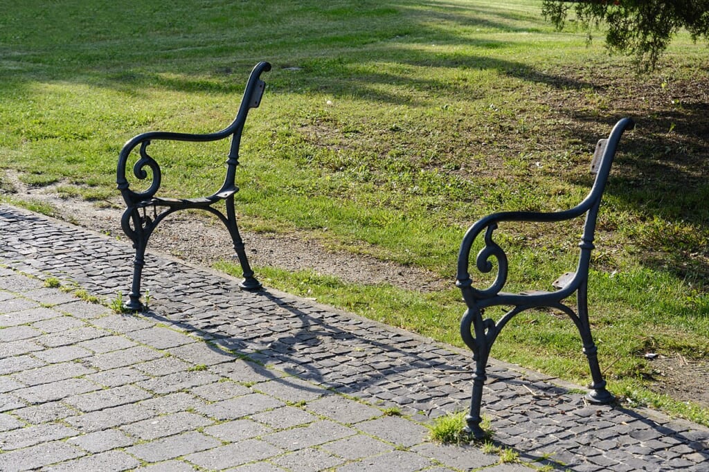 Bratislava Relaxing Park Bench 01 | オンザショア立川店 立川駅徒歩1分年中無休の溶岩ホットヨガスタジオ スロバキアのブラチスラバの公園に置かれたゆっくり座れるベンチ 立川駅徒歩1分年中無休の溶岩ホットヨガスタジオ