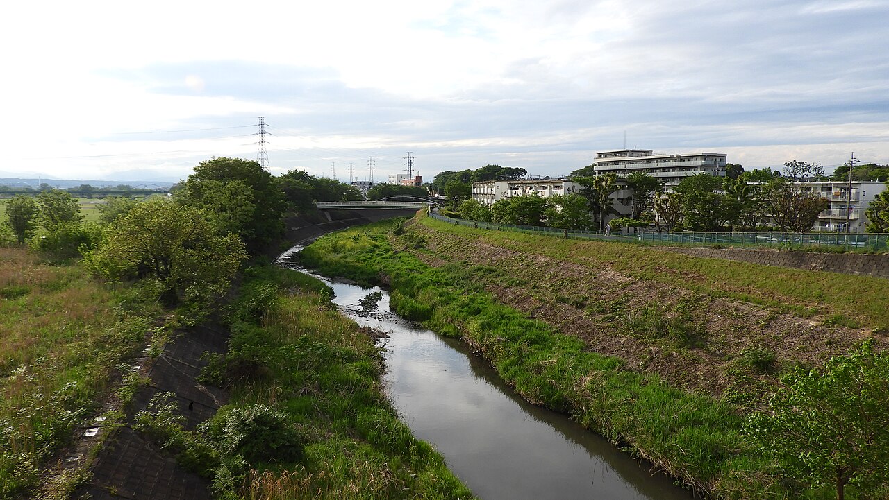 立日橋付近を流れる残堀川。この先で多摩川に注ぐ