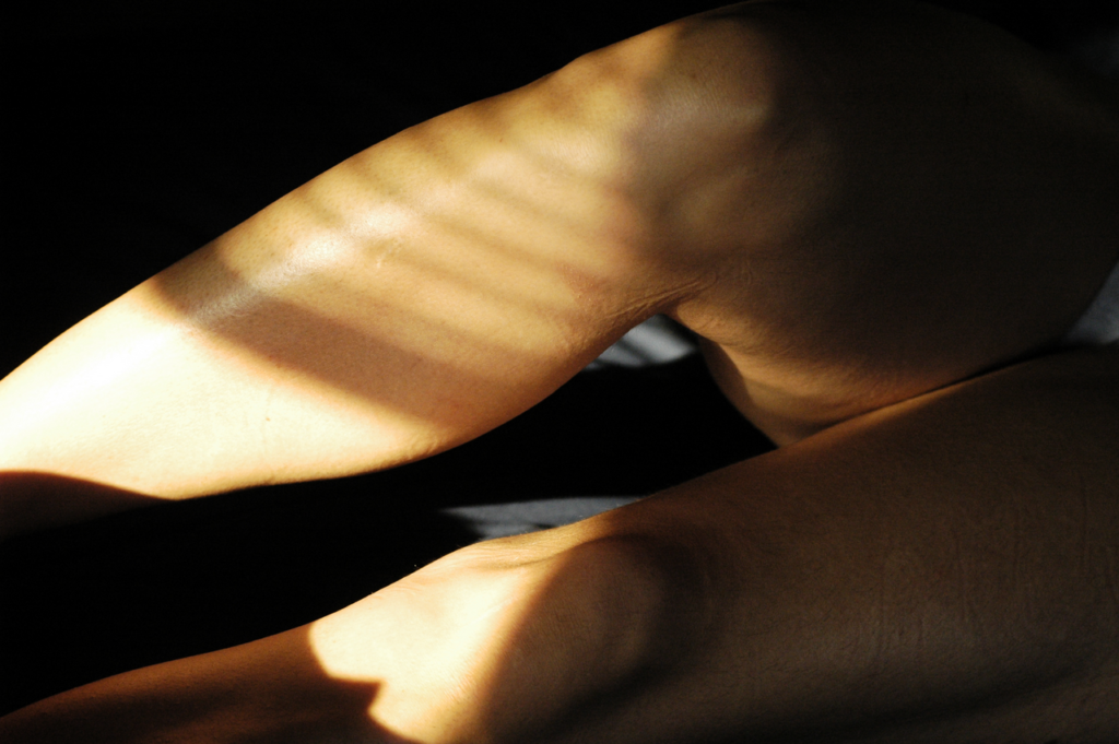 Legs and Knees in the sun light | オンザショア立川店 立川駅徒歩1分年中無休の溶岩ホットヨガスタジオ 日差しの中で太ももから膝ふくらはぎにかけての両脚が写っている写真 立川駅徒歩1分年中無休の溶岩ホットヨガスタジオ