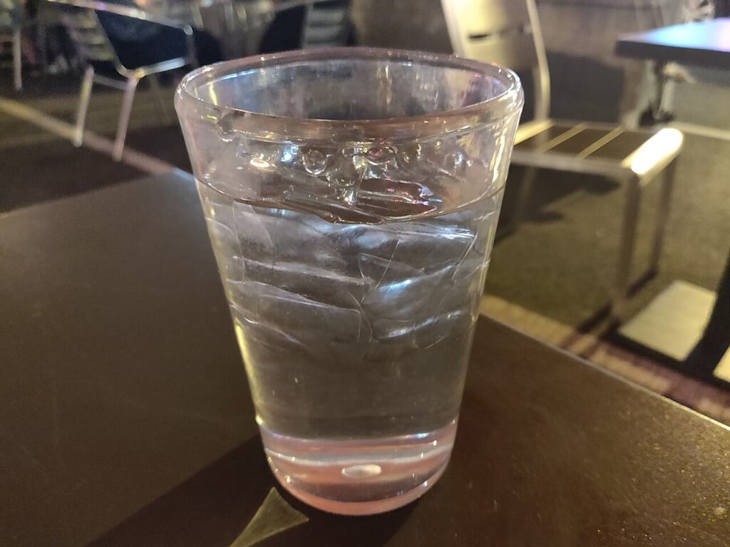 屋外での食事の場にある氷水を入れたグラス飲み物の一例として掲載 立川駅徒歩1分年中無休の溶岩ホットヨガスタジオ