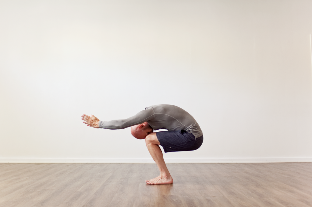 Utkatasana power pose | オンザショア立川店 立川駅徒歩1分年中無休の溶岩ホットヨガスタジオ 両腕を前に伸ばし膝を曲げて腰を落とすヨガの椅子のポーズをとる人物 立川駅徒歩1分年中無休の溶岩ホットヨガスタジオ