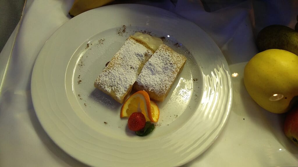 Dessert on display 3 | オンザショア立川店 立川駅徒歩1分年中無休の溶岩ホットヨガスタジオ 展示用に並べられたデザートを写した食べ物の見た目が分かる写真 立川駅徒歩1分年中無休の溶岩ホットヨガスタジオ