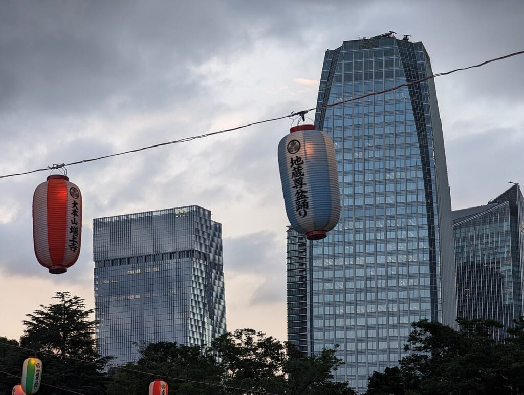 夕方の散歩の途中に撮影された大門周辺の風景を収めた横長の写真 立川駅徒歩1分年中無休の溶岩ホットヨガスタジオ
