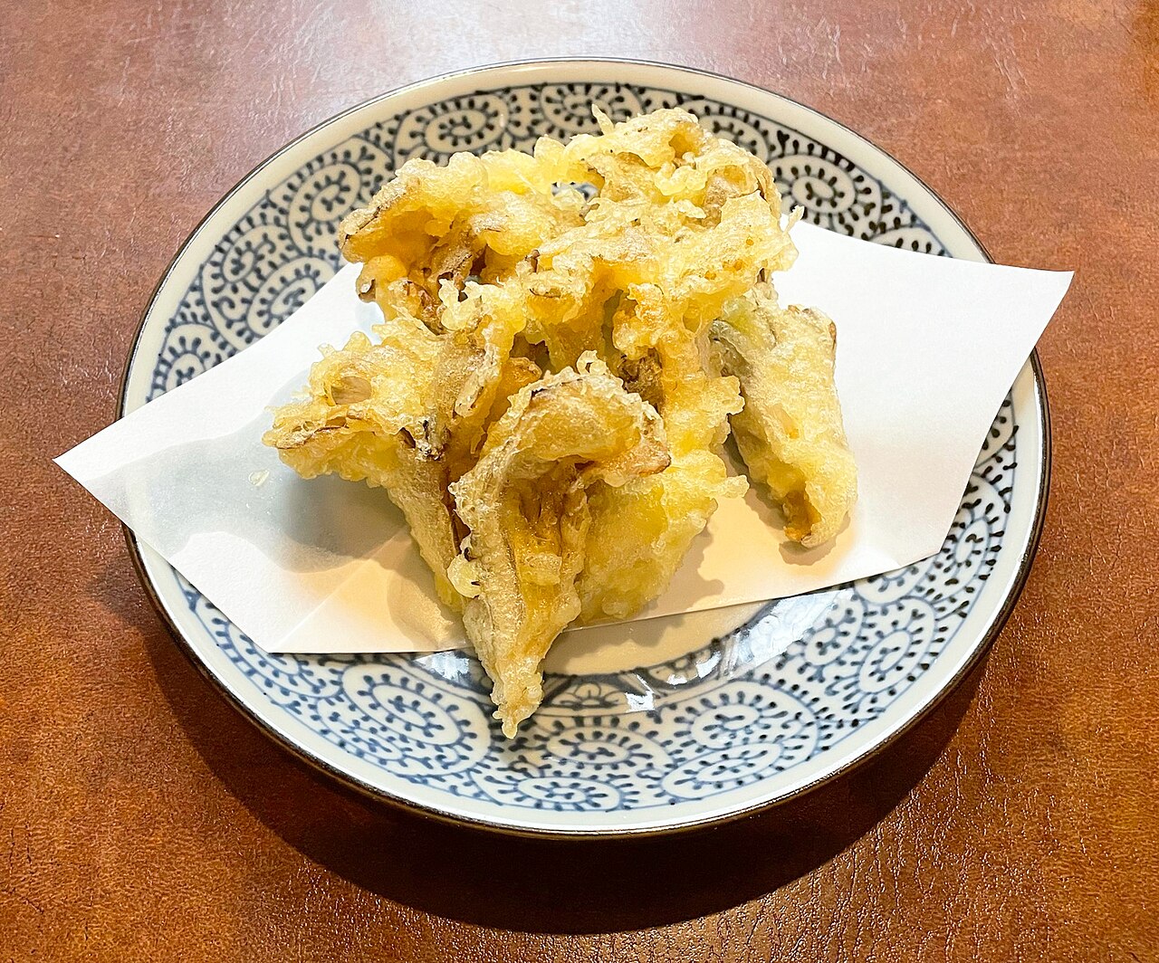 衣を付けて揚げた舞茸の天ぷら。きのこを食材として使った揚げ料理の写真。