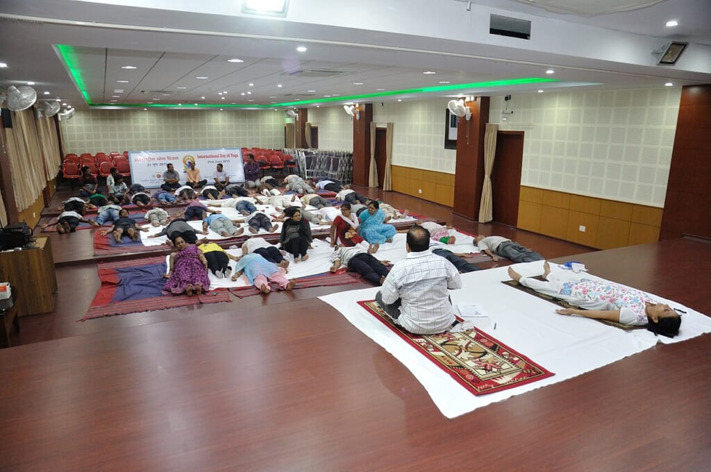Savasana International Day of Yoga Celebration NCSM Kolkata 20150621 7408 | オンザショア立川店 立川駅徒歩1分年中無休の溶岩ホットヨガスタジオ ヨガ教室で仰向けに横たわりシャヴァーサナの姿勢をとる参加者たち 立川駅徒歩1分年中無休の溶岩ホットヨガスタジオ