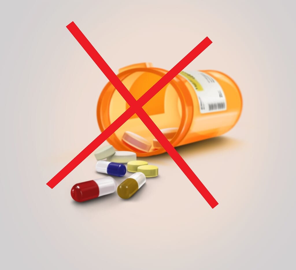 Pill Bottle SpilledNo | オンザショア立川店 立川駅徒歩1分年中無休の溶岩ホットヨガスタジオ 倒れた錠剤の容器とそこからこぼれた錠剤バツ印を組み合わせた写真 立川駅徒歩1分年中無休の溶岩ホットヨガスタジオ
