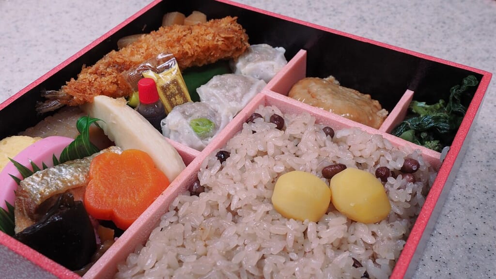 Bento 20210305 114446 | オンザショア立川店 立川駅徒歩1分年中無休の溶岩ホットヨガスタジオ 赤飯を詰めた日本の弁当ご飯を弁当の形にまとめた調理済みの食事 立川駅徒歩1分年中無休の溶岩ホットヨガスタジオ