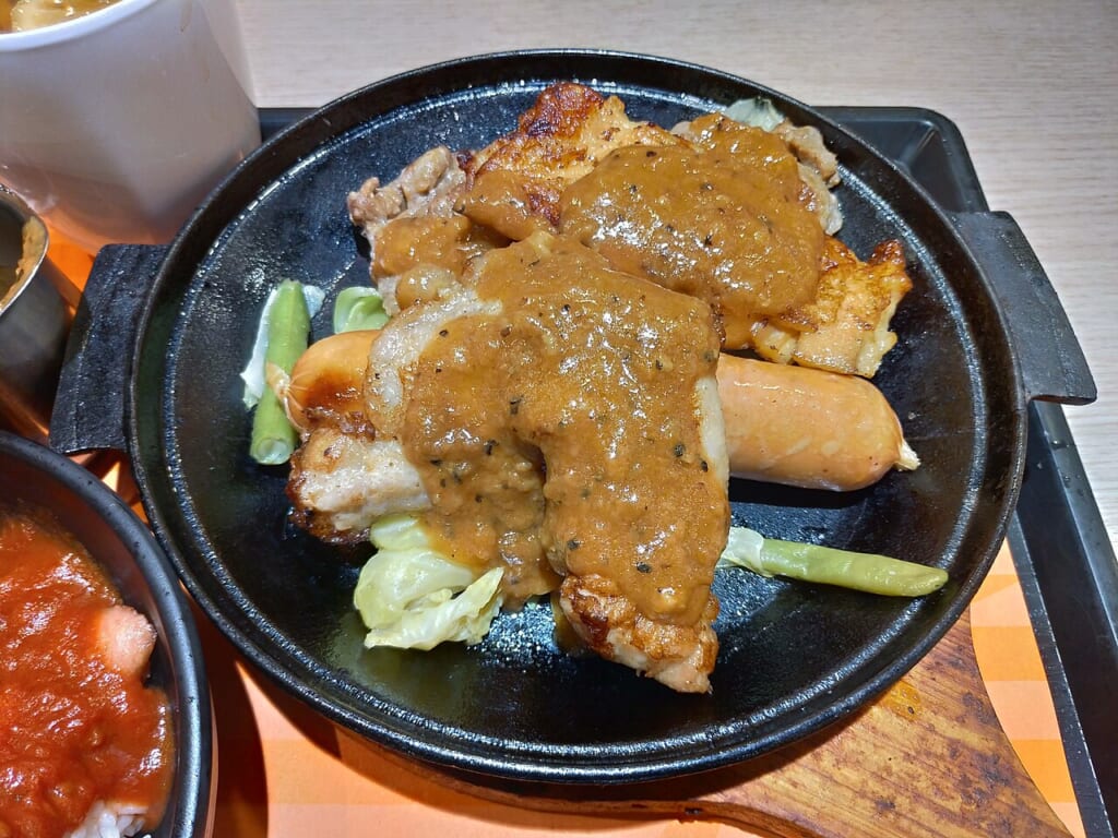 Iron plate meal in Fairwood | オンザショア立川店 立川駅徒歩1分年中無休の溶岩ホットヨガスタジオ 鉄板の上に盛り付けられた料理を写した食事の内容が見える一皿の写真 立川駅徒歩1分年中無休の溶岩ホットヨガスタジオ