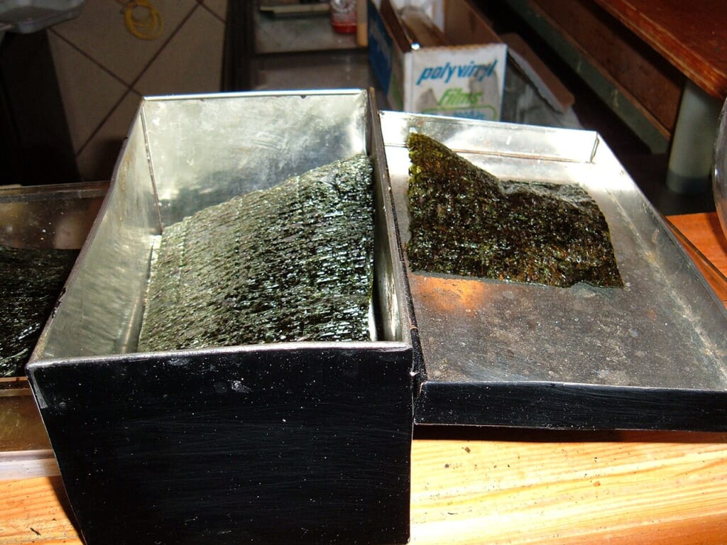 Sushi seaweed in box | オンザショア立川店 立川駅徒歩1分年中無休の溶岩ホットヨガスタジオ 寿司作りに使う海苔が箱に収められている様子を写した食材の写真 立川駅徒歩1分年中無休の溶岩ホットヨガスタジオ