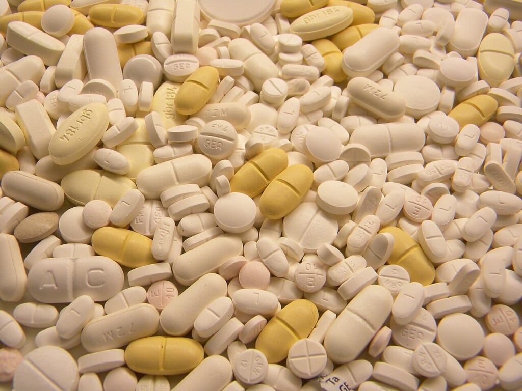 Tablets pills medicine medical waste | オンザショア立川店 立川駅徒歩1分年中無休の溶岩ホットヨガスタジオ 医療廃棄物として処理するために集められたさまざまな未使用の錠剤 立川駅徒歩1分年中無休の溶岩ホットヨガスタジオ