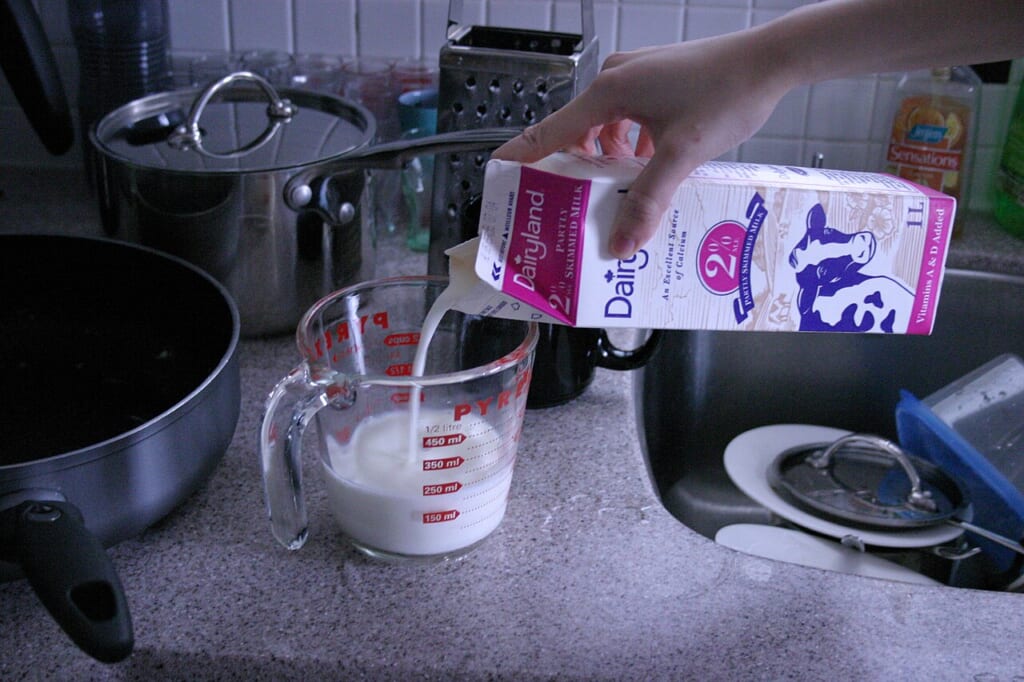 Pouring Milk 450382667 | オンザショア立川店 立川駅徒歩1分年中無休の溶岩ホットヨガスタジオ 容器から白い牛乳を注いでいる場面を近くから捉えた牛乳の写真 立川駅徒歩1分年中無休の溶岩ホットヨガスタジオ