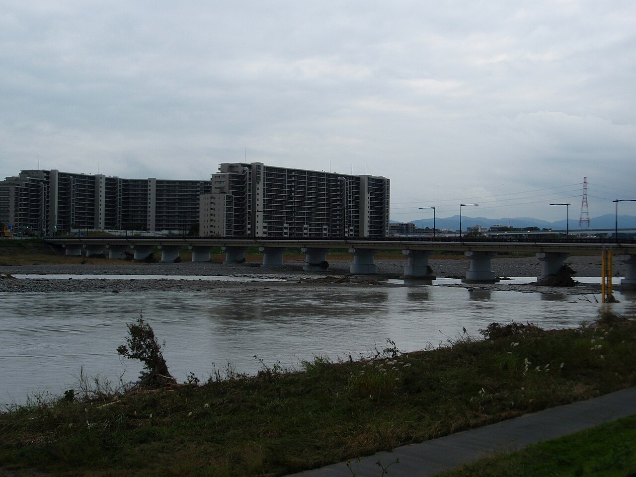 Hino Bridge over the Tama River, linking Hino and Tachikawa, photographed in October 2019