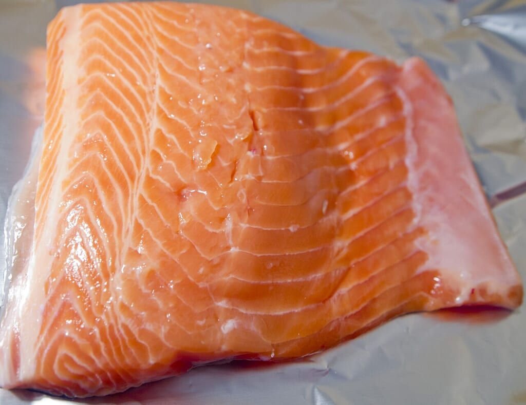 Salmon2 | オンザショア立川店 立川駅徒歩1分年中無休の溶岩ホットヨガスタジオ 加熱調理する前の生のサーモンの切り身を写した魚の食材の写真 立川駅徒歩1分年中無休の溶岩ホットヨガスタジオ