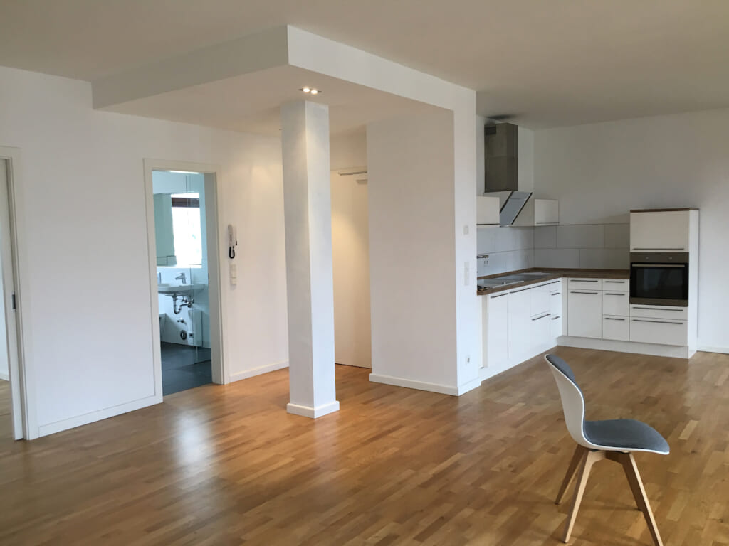Empty apartment in Berlin with fitted kitchen and chair | オンザショア立川店 立川駅徒歩1分年中無休の溶岩ホットヨガスタジオ ベルリンの空室のアパート備え付けのキッチンと椅子が置かれている 立川駅徒歩1分年中無休の溶岩ホットヨガスタジオ