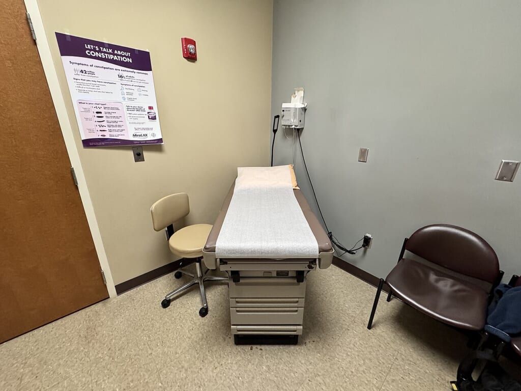 A typical examination room and exam table in a doctors office 01 | オンザショア立川店 立川駅徒歩1分年中無休の溶岩ホットヨガスタジオ 米国ノースカロライナ州フランクリンの診療所にある一般的な診察室と診察台 立川駅徒歩1分年中無休の溶岩ホットヨガスタジオ