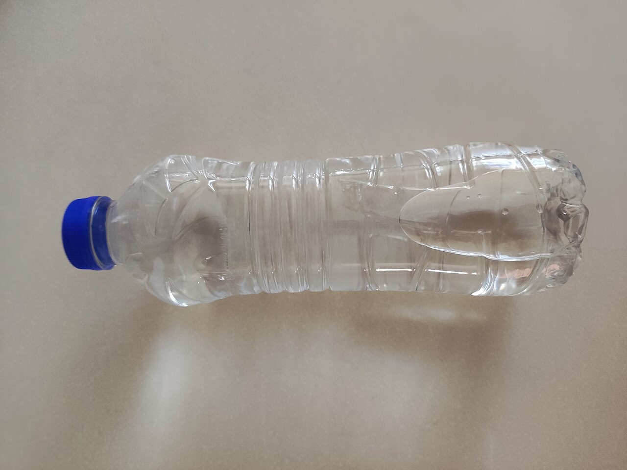 ラベルが取り除かれた、未開封の500ミリリットル入り飲料水のボトル。