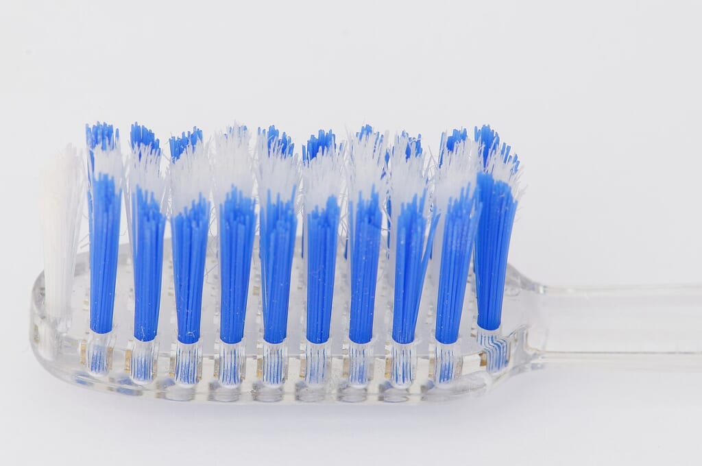 Head toothbrush blue transparent | オンザショア立川店 立川駅徒歩1分年中無休の溶岩ホットヨガスタジオ 青色と透明の素材でできた歯ブラシのヘッドとそこに並ぶブラシの毛先 立川駅徒歩1分年中無休の溶岩ホットヨガスタジオ