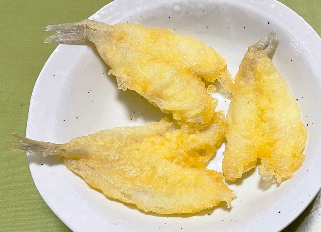 衣を付けて揚げたキスの天ぷら魚を食材として使った揚げ料理の写真 立川駅徒歩1分年中無休の溶岩ホットヨガスタジオ