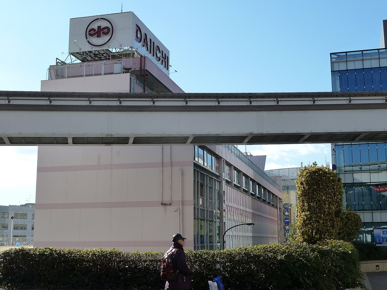The Daiichi Department Store before its demolition, seen beyond the Tama Monorail track.