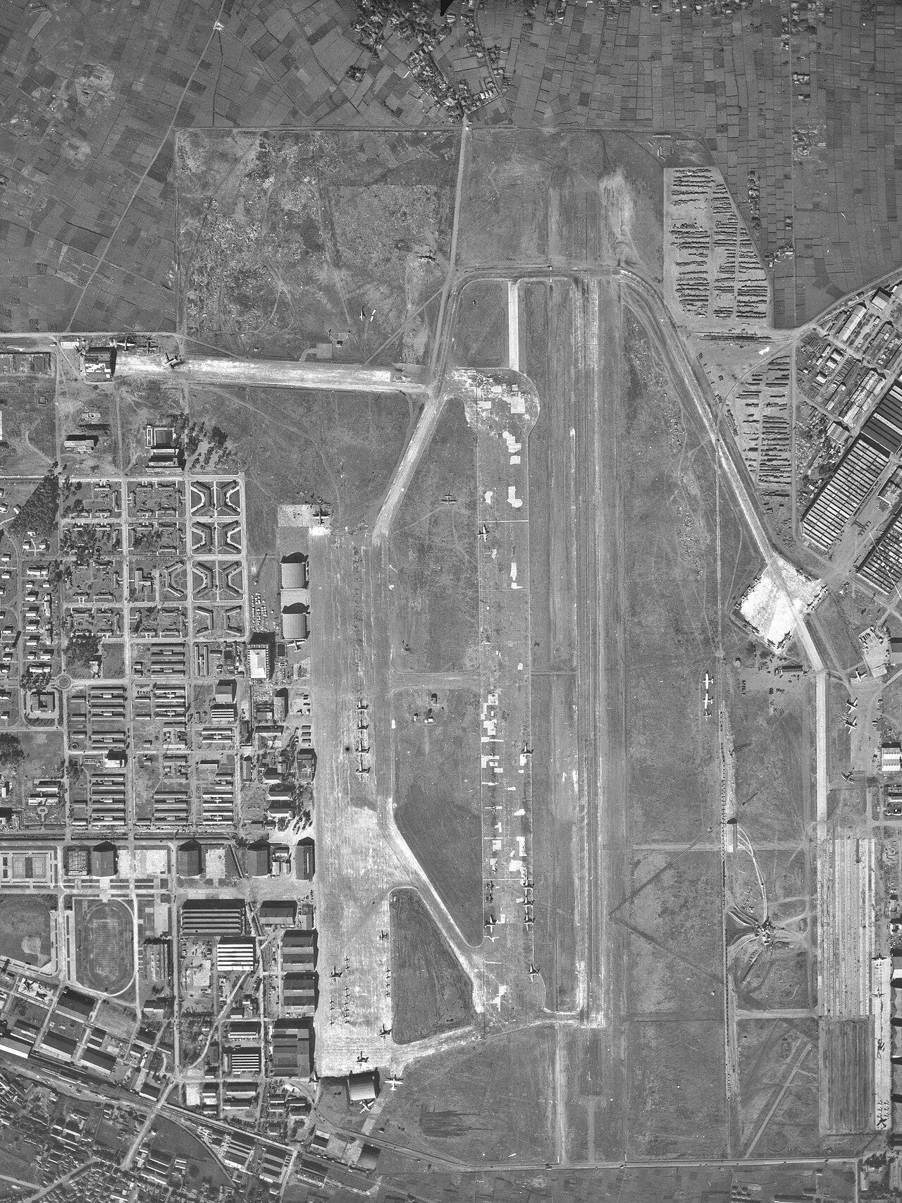 Aerial photograph of the former Tachikawa Army Airfield after US requisition, taken in 1947 by Japan's survey authority.