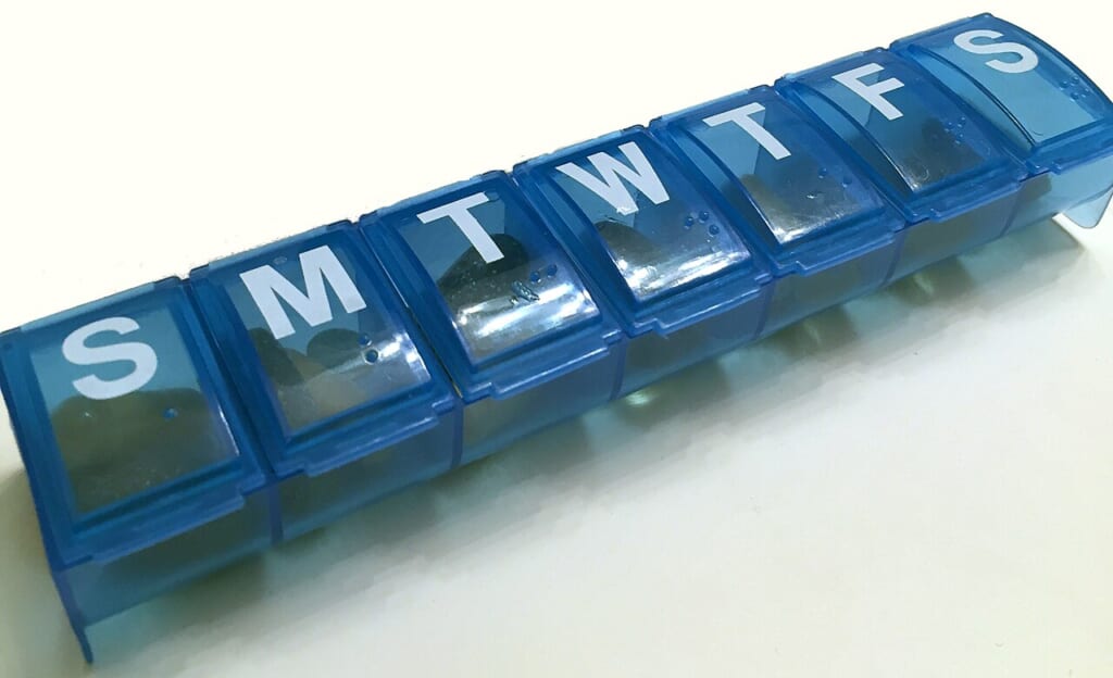 Pill Box 24888074919 | オンザショア立川店 立川駅徒歩1分年中無休の溶岩ホットヨガスタジオ 日々の服薬に使う薬を分けて入れるための仕切りが付いたピルケース 立川駅徒歩1分年中無休の溶岩ホットヨガスタジオ