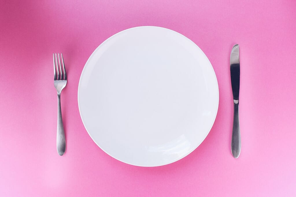 Empty table setting plate fork knife 42585288225 | オンザショア立川店 立川駅徒歩1分年中無休の溶岩ホットヨガスタジオ 食べ物が載っていない皿とフォークやナイフを並べた食卓の様子 立川駅徒歩1分年中無休の溶岩ホットヨガスタジオ